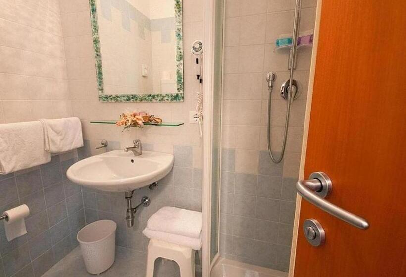 غرفة قياسية مزوَّدة بشُرفة, Jet