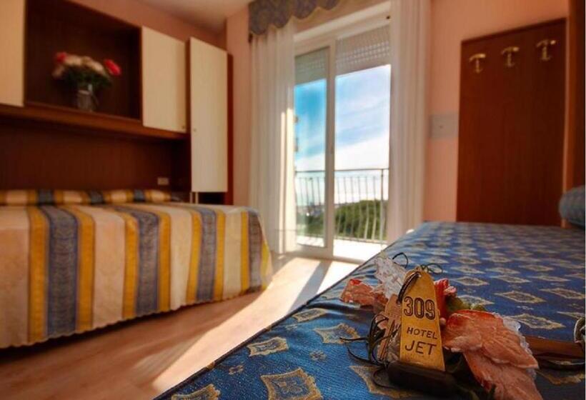 غرفة قياسية ثلاثية مزودة بشرفة, Jet