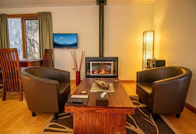 جناح, Lake St Clair Lodge