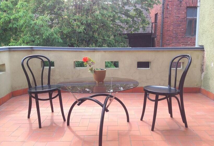 استودیوی استاندارد, Looming Hostel