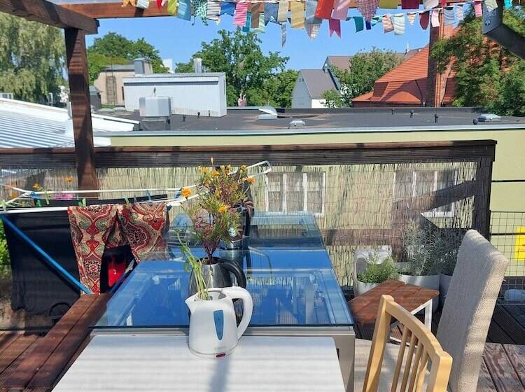 استودیوی استاندارد, Looming Hostel