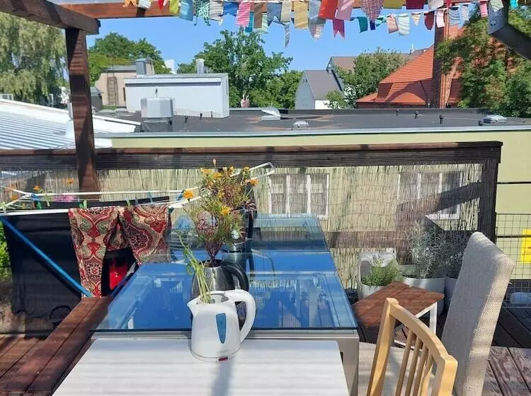استودیوی استاندارد, Looming Hostel