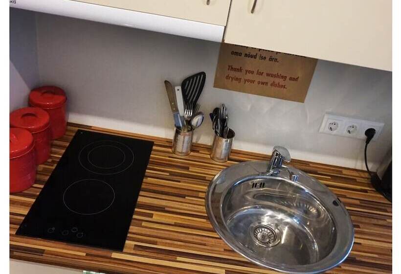 استودیوی استاندارد, Looming Hostel