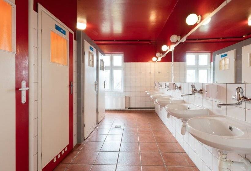 غرفة قياسية ثلاثية, Atlantis Hostel