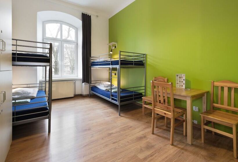 غرفة قياسية رباعية, Atlantis Hostel