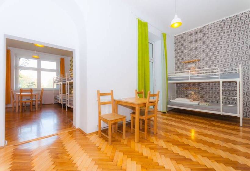 سرير فى غرفة مشتركه, Atlantis Hostel