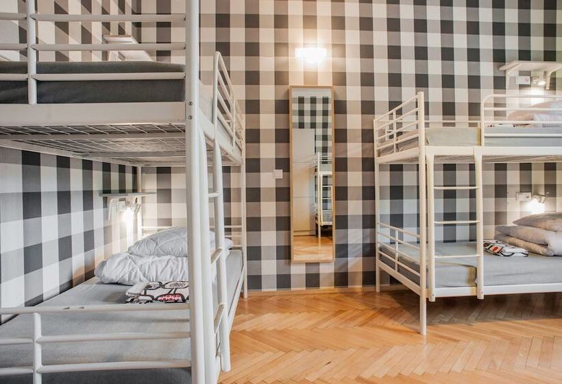 Кровать в Общей Комнате, Atlantis Hostel