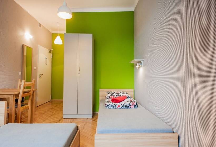 غرفة قياسية ثلاثية, Atlantis Hostel