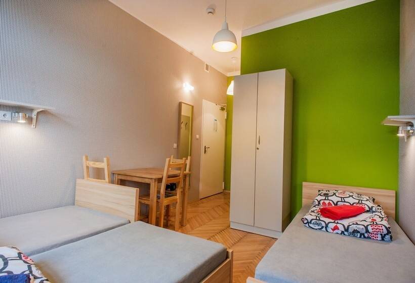 غرفة قياسية ثلاثية, Atlantis Hostel