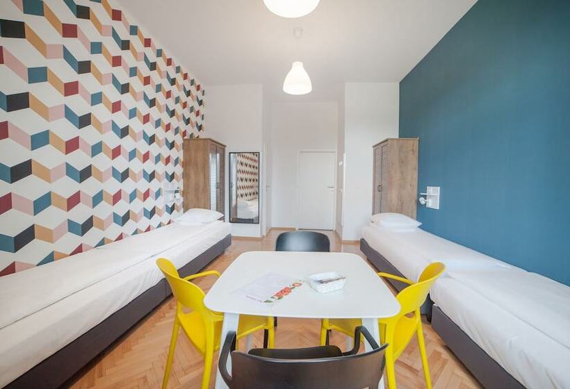 غرفة قياسية ثلاثية, Atlantis Hostel