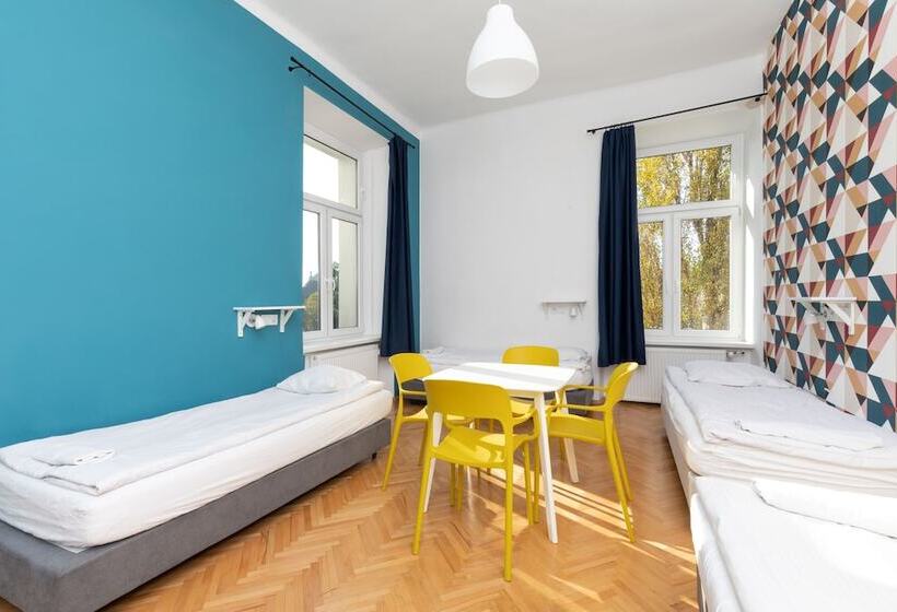 غرفة قياسية رباعية, Atlantis Hostel