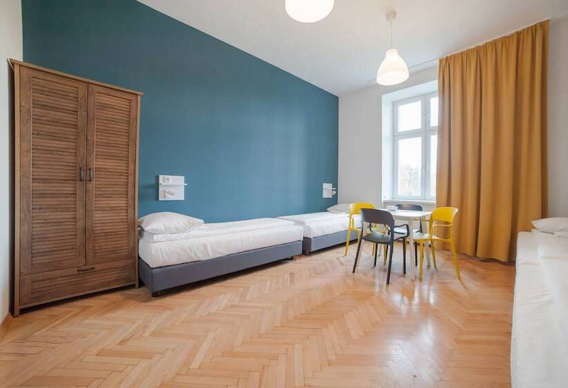 غرفة قياسية رباعية, Atlantis Hostel