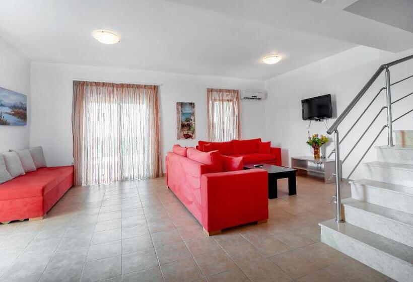 Вилла 3 Спальни с Бассейном, Gennadi Gardens Apartments & Villas