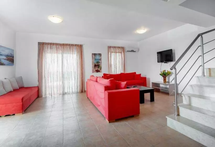 プール付３ベッドルーム　ビラ, Gennadi Gardens Apartments & Villas