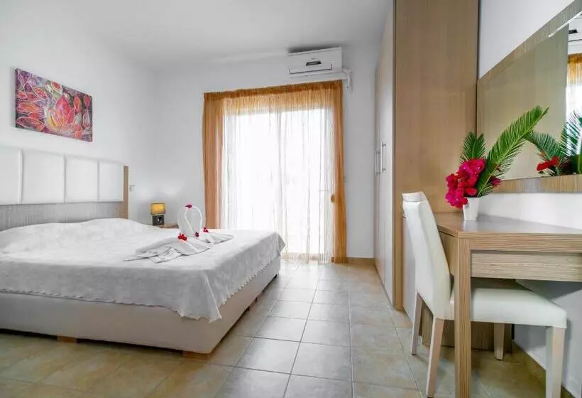 プール付３ベッドルーム　ビラ, Gennadi Gardens Apartments & Villas