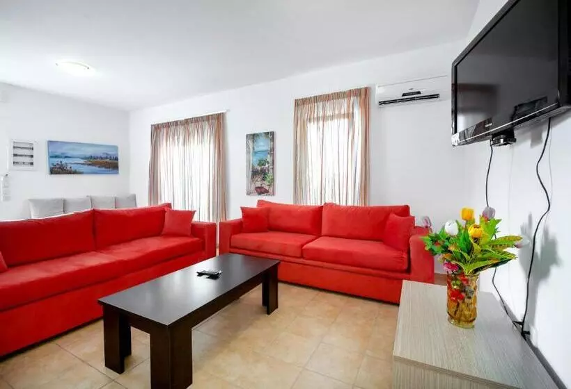 プール付３ベッドルーム　ビラ, Gennadi Gardens Apartments & Villas