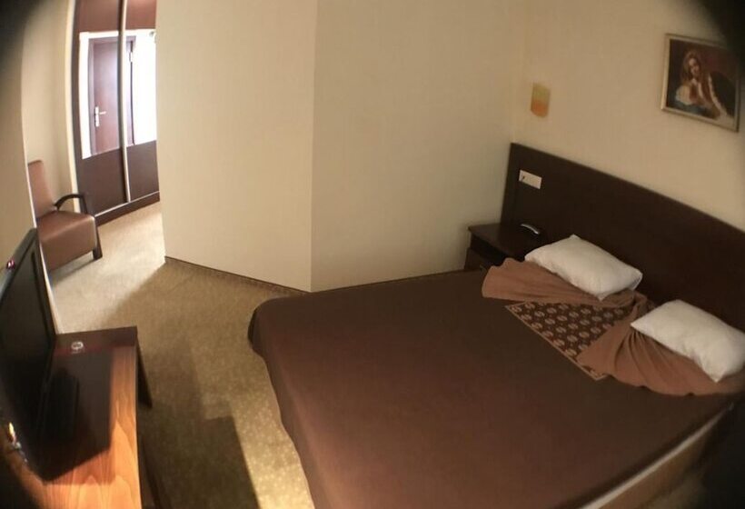 Standard Szoba, Ataer