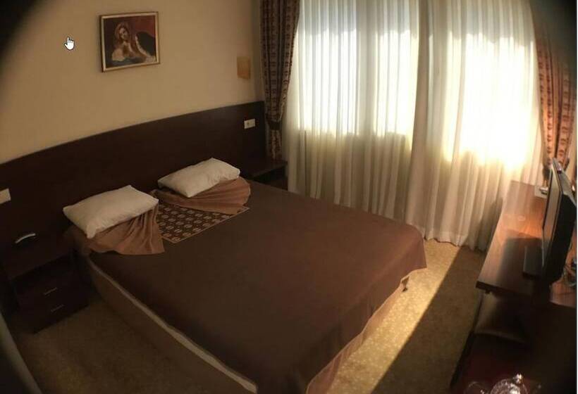 Standard Szoba, Ataer