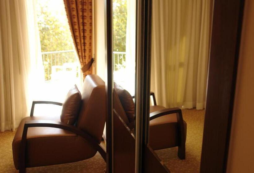 Standard Szoba, Ataer