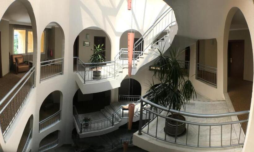 Standard Szoba, Ataer