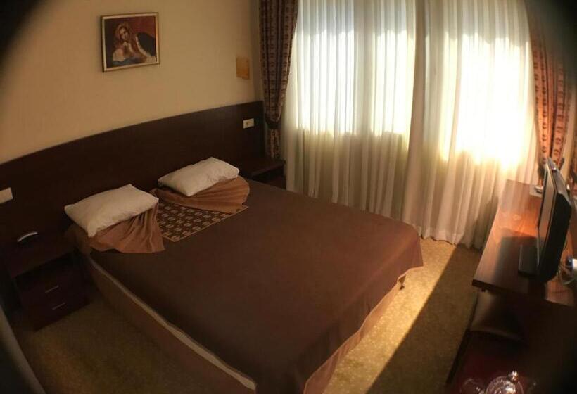 Standard Szoba, Ataer