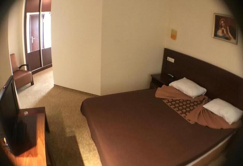 Standard Szoba, Ataer