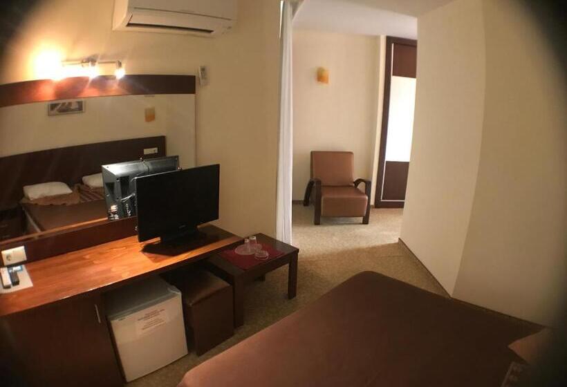 Standard Szoba, Ataer