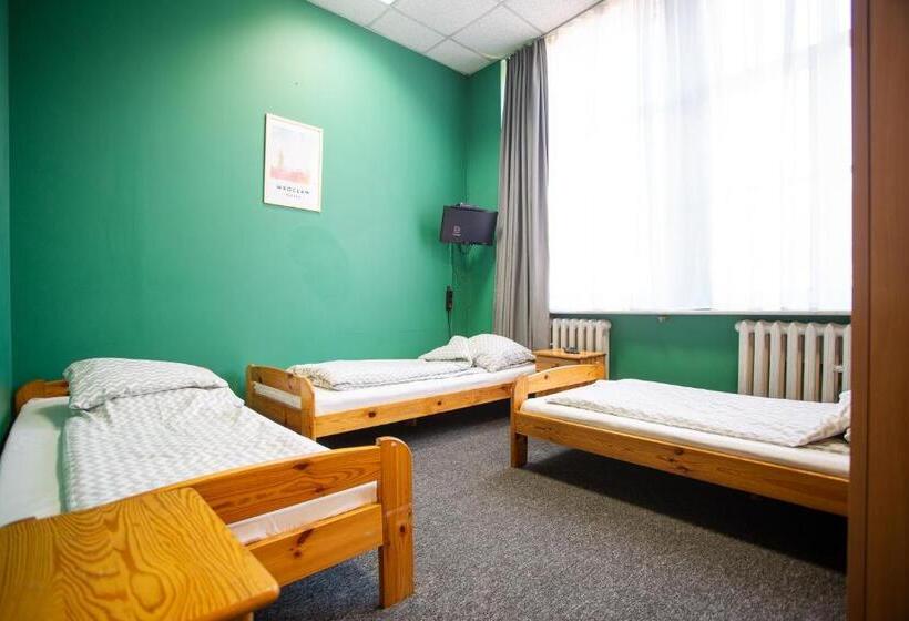 标准三人间共用浴室, Moon Hostel Wrocław