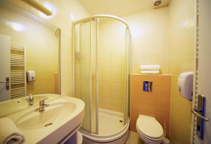 غرفة قياسية ثلاثية, Funk Lounge Hostel