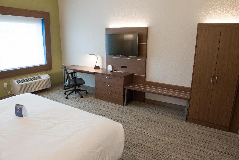 מיטת קינג בסוויטה, Holiday Inn Express Hotel & Suites East Lansing, An Ihg
