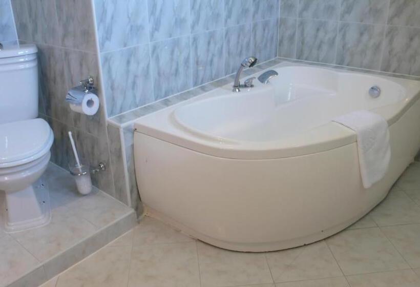 סוויטת ג'וניור, Ruia