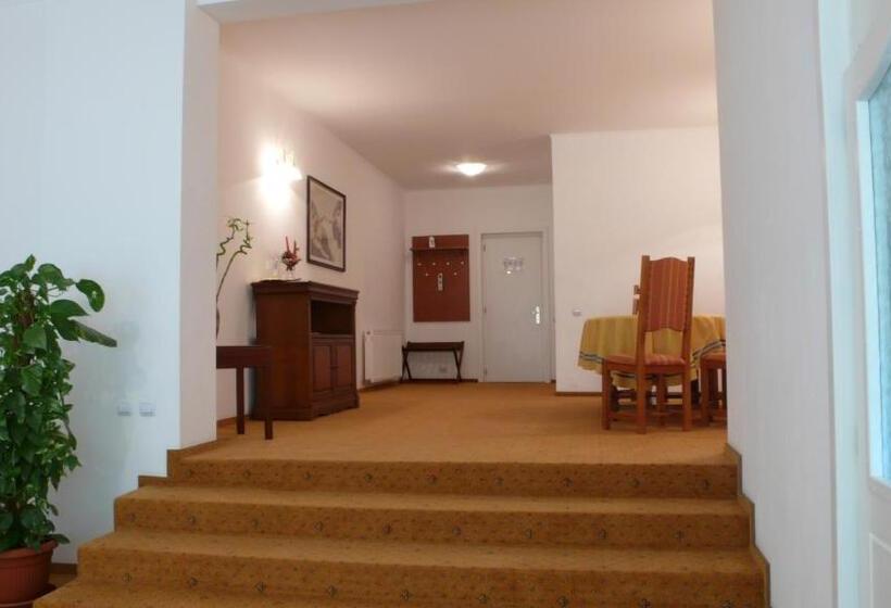 סוויטת ג'וניור, Ruia