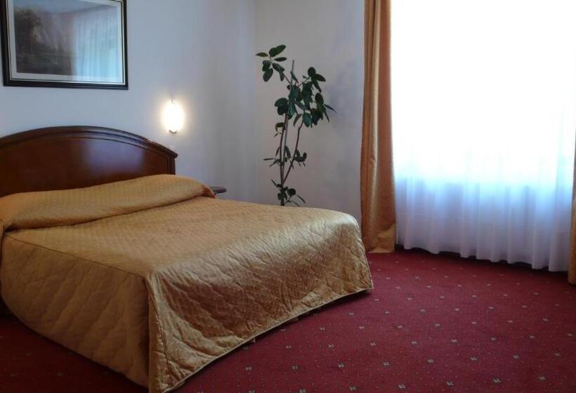 סוויטת ג'וניור, Ruia