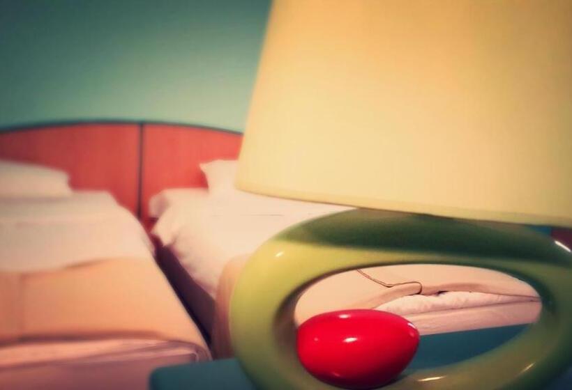 اتاق استاندارد, Tomce Sofka