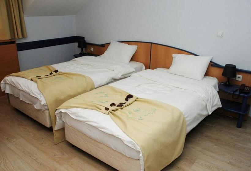 اتاق استاندارد, Tomce Sofka