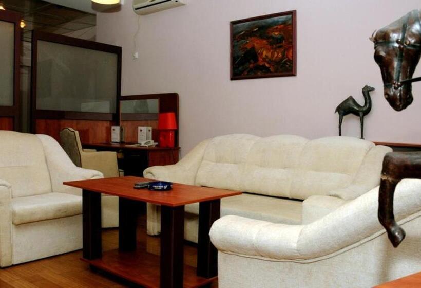 اتاق استاندارد چهار تخته, Tomce Sofka