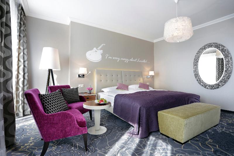 带大床的套房, Holiday Inn Express Hotel & Suites Lufkin South, An Ihg