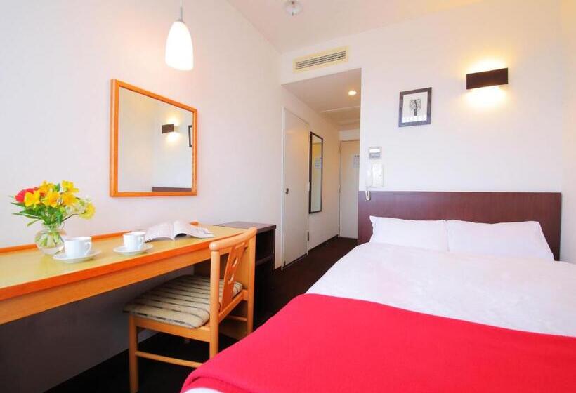 غرفة إقتصادية, Claire Higasa