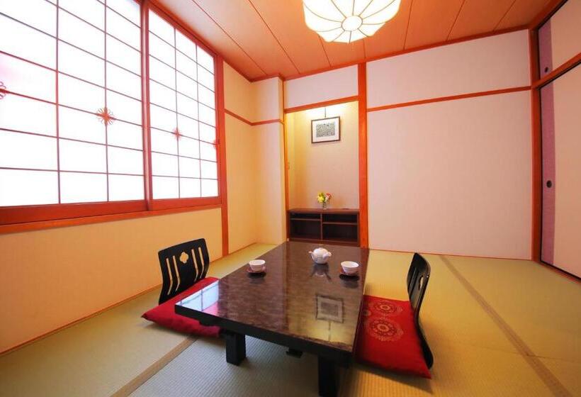 غرفة قياسية, Claire Higasa