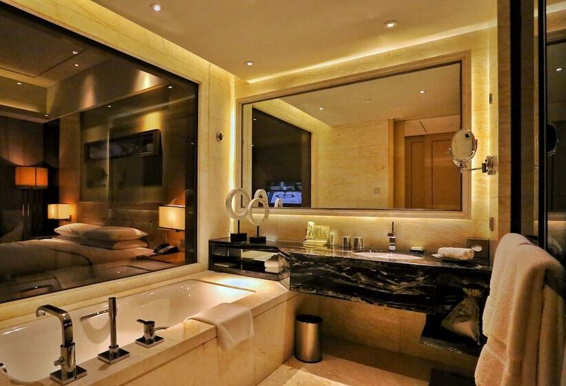 Номер Executive, Hilton Dalian