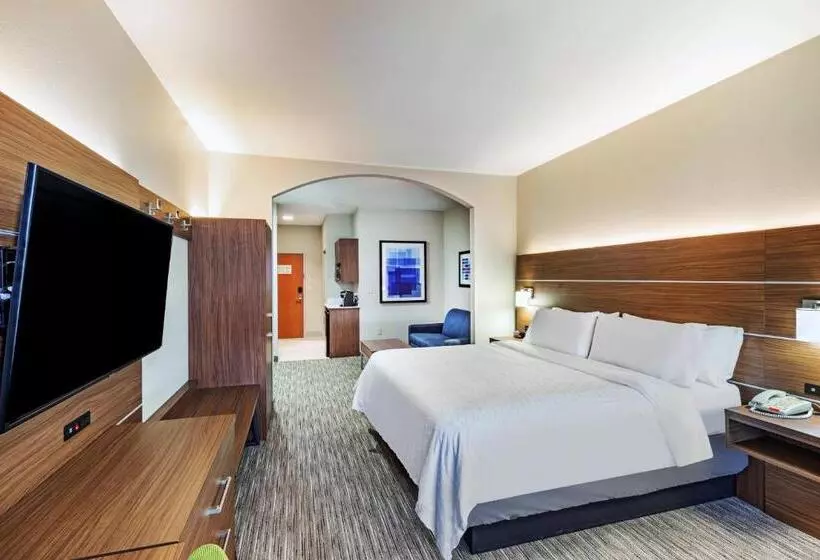 キングサイズベッドのスイートルーム, Holiday Inn Express And Suites Pryor, An Ihg