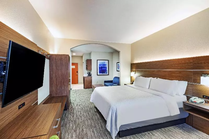 身障者適用スイートルーム, Holiday Inn Express And Suites Pryor, An Ihg