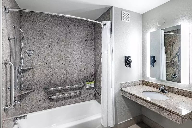 身障者適用キングサイズベッドルーム, Holiday Inn Express And Suites Pryor, An Ihg