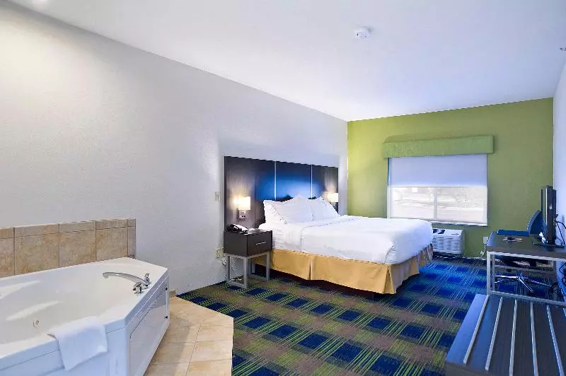 キングサイズベッドのスイートルーム, Holiday Inn Express Hotel & Suites Vermillion By Ihg