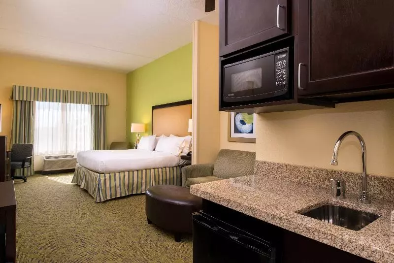キングサイズベッドのスイートルーム, Holiday Inn Express And Suites Dickson City, An Ihg