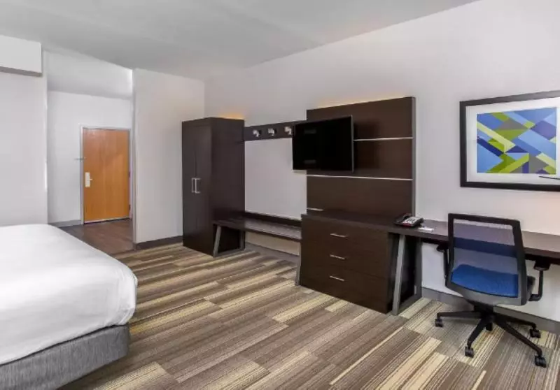 身障者適用キングサイズベッドルーム, Holiday Inn Express & Suites Morristown, An Ihg
