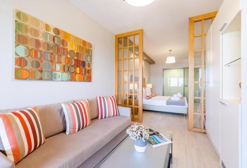 سوییت جونیور, Balcony Boutique