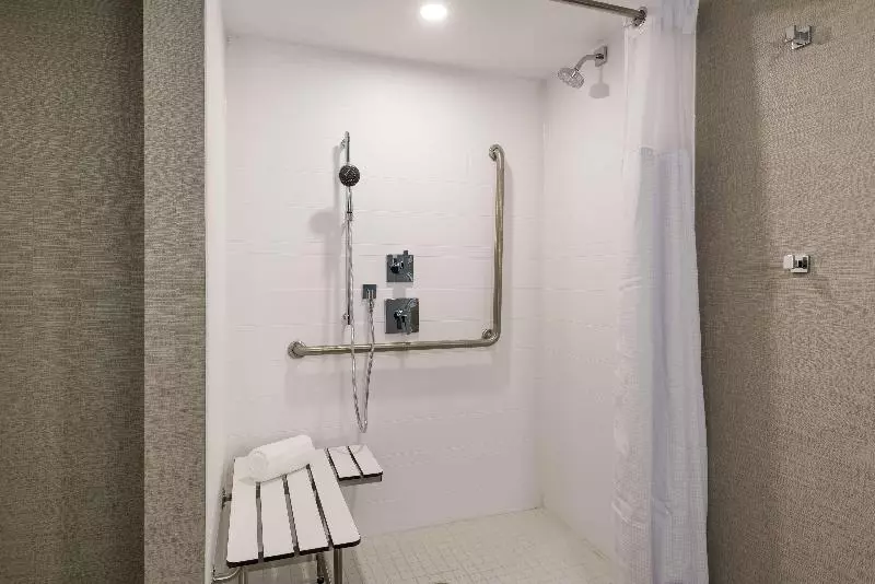 障害者適応デラックスルーム, Holiday Inn Houston East Channelview, An Ihg