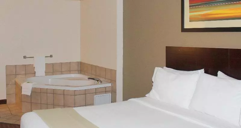 身障者適用スイートルーム, Holiday Inn Express Hotel & Suites Plainview, An Ihg