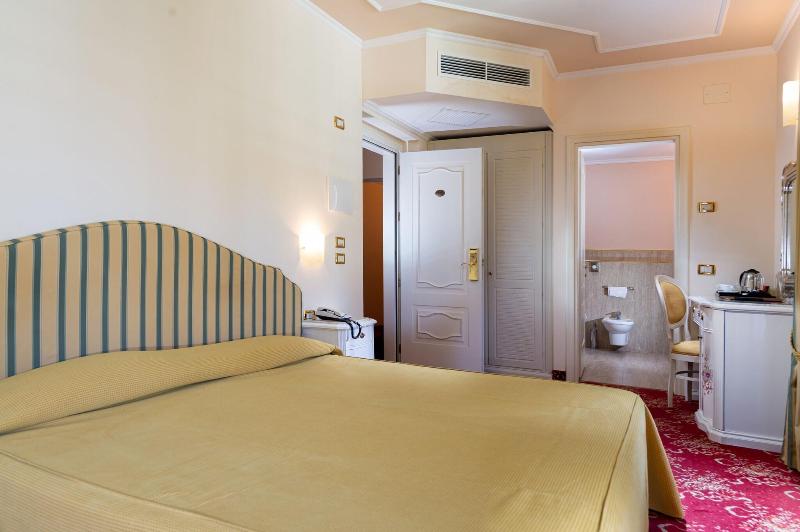 Номер Стандарт Адаптированный для Инвалидов, Holiday Inn Express Hotel & Suites Plainview, An Ihg